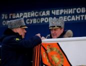 Командующий ВДВ вручил Георгиевскую ленту зенитно-ракетному полку 76-й дивизии