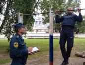 Псковские спасатели и пожарные состязались в беге, подтягивании и подъеме по штурмовой лестнице