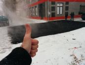 Застигнутые за укладкой асфальта в снег рабочие напали на активиста «Убитых дорог»