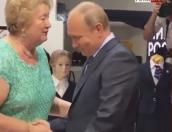 Владимир Путин оценил деловые костюмы и школьную форму Псковской фабрики «Славянка»