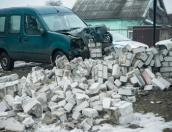 На Запсковье автомобиль врезался в автобусную остановку (ФОТО)