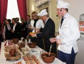 Традиционный ковш медовухи выпьют псковские студенты в честь своего праздника 