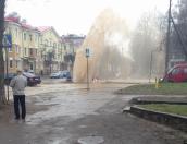Коммунальные службы устраняют аварию на водопроводе в центре Пскова 