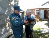 Жителям пяти населенных пунктов Великолукского района напомнили о пожарной безопасности