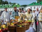 Литургию и праздничный молебен с крестным ходом совершил митрополит Тихон в Спасо-Елеазаровском женском монастыре 