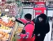 Личность женщины, подозреваемой в совершении краж кошельков в Великих Луках, устанавливает полиция (ВИДЕО)