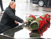 Владимир Путин возложил цветы к памятнику 6-й роте