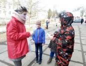 В Новоржеве волонтеры раздали 250 медицинских масок