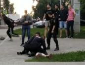 ВИДЕО: Как в Пскове полиция задерживала трёх нетрезвых дебоширов