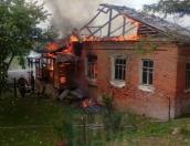 Жилой дом горит в Порховском районе