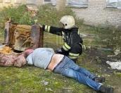 Пожарные вынесли мужчину из горящего общежития в Псковском районе