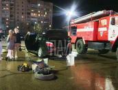 В Великих Луках на стоянке ТЦ «Апельсин» загорелся автомобиль