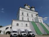 Митрополит Тихон передал в дар медикам Псковской области три лечебницы на колёсах