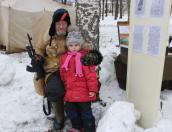 Дновцы написали письма на фронт и сфотографировались с партизанами