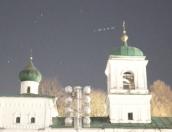 Американские спутники Starlink пролетели над Мирожским монастырем в Пскове