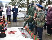 Фоторепортаж: Накануне Дня защитника Отечества в Острове возложили цветы к памятным местам