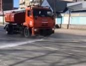 ФОТОФАКТ: В Пскове начали обеспыливать улицы города 