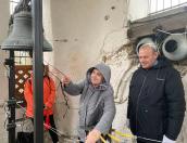 Сенатор Елена Бибикова позвонила в псковские колокола на Пасху