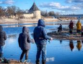 ФОТОФАКТ: Псковичи ловят уклейку в устье реки Мирожки