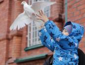 Фоторепортаж: В Пскове в праздник Благовещения выпустили в небо белых голубей