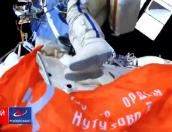 Копию Знамени Победы развернули российские космонавты в открытом космосе