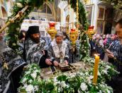 Митрополит Псковский и Порховский Тихон совершил вечерню с чином выноса Плащаницы в Псково-Печерской обители