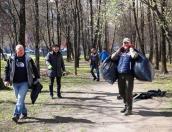 Депутаты Псковского областного Собрания вышли на субботник по уборке города