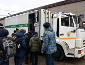 Псковские школьники посетили базу отдела по конвоированию