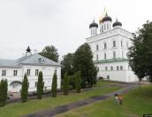 Фундаменты старых построек обнаружили в ходе реставрации Троицкого собора в Пскове