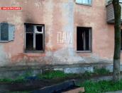 Публикуем фотографии с места пожара в Великих Луках, где погиб человек