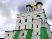 Альпинисты обследовали фасады и кровлю Троицкого собора в Пскове