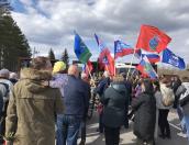 Митинг в поддержку российских военнослужащих проходит у мемориала «Знамя Победы»