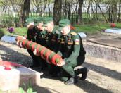 В Острове военнослужащие РВСН совместно с юнармейцами возложили цветы к мемориалу «Братская могила»