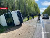 Микроавтобус и легковушка опрокинулись в кювет в результате ДТП в Псковском районе