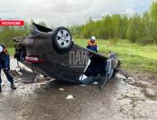 Два человека пострадали в результате опрокидывания автомобиля в Псковском районе