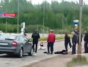 В Дедовичах водитель легкового авто сбил двух пятнадцатилетних девушек
