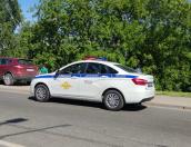 Псковичей штрафуют за оставленные на тротуаре автомобили. Фотофакт