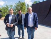 Владимир Кузь пообещал псковскому губернатору отсыпать асфальтовой крошкой дорогу к скейт-парку