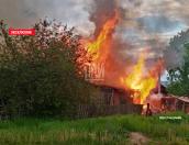 В Великих Луках загорелся нежилой барак