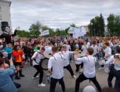 Барабанщики DrumTime ворвались на улицы Пскова слаженным ритмом