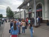 ФОТОФАКТ: Псковичи образовали очередь у псковского ж/д вокзала