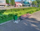 ФОТОФАКТ: В Стругах Красных сломали новые скамейки