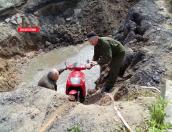 Публикуем видео с места падения водителя скутера в канаву в Пустошке