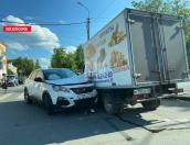ГАЗель и «Пежо» столкнулись на пересечении Рижского проспекта и улицы Максима Горького в Пскове