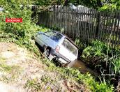 В Опочке водитель не справился с управлением и опрокинул машину в кювет