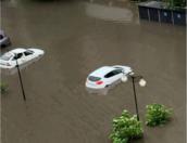 Потоки воды сносят десятки машин в Сочи после сильнейшего ливня