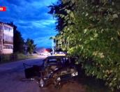 Водителя автомобиля выбросило на проезжую часть в результате столкновения с деревом
