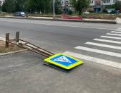 Временный знак пешеходного перехода сбило порывом ветра в Пскове