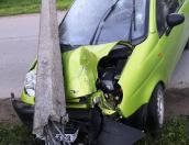 Водитель автомобиля Daewoo Matiz врезался в линию электропередачи