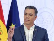 Премьер Испании Санчес призвал чиновников отказаться от галстуков ради экономии